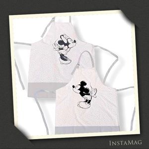 DISNEY Mickey & Minnie Kissing Aprons (Set of 2)